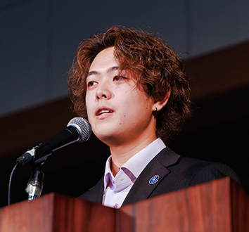 スピーチに挑戦する表情